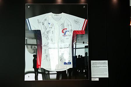 さらに！記憶に新しい「WBSC プレミア12」で優勝した台湾チームのユニフォームも発見。ユニフォームには選手全員のサインが。試合で実際に使われたベースも展示してありました。