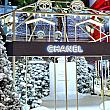 どこかの森に迷い込んだみたいに、クリスマスツリーがたくさん並んでいて、シャネルの香水の大きなオブジェが飾られています。そして、一面の雪景色を再現！