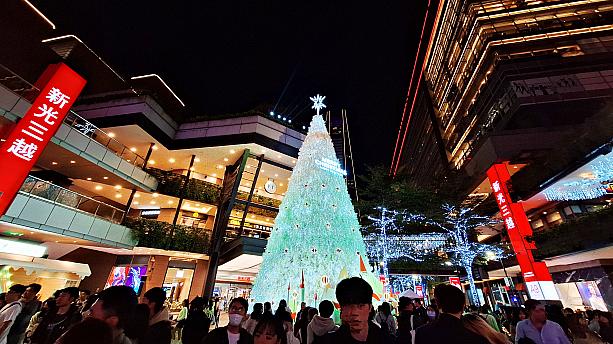 先日、「台北信義新天地A11」前にあるビッグなクリスマスツリーは雪が降ってきて大人気だよ！とお伝えしたが、信義区には「新光三越」が4つもあり、そのどれもが2024年のクリスマスにめちゃくちゃ気合が入っているんです！