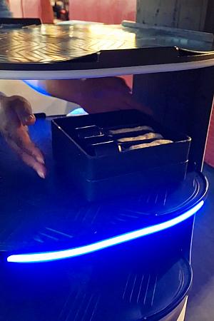 最近は配膳ロボットが注文した具材を持ってきてくれて、空になった容器を回収もしてくれます。ほかのテーブルが注文したものも同時に届けますので、自分たちが注文したものだけを取ってくださいね。ディスプレイに自分のテーブル番号が表示されるので難しいことはありません。
