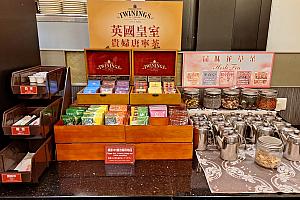 その後、お鍋の具材はQRコードを読み取って注文し、アルコール類・お茶などの飲み物、インスタント麺や白ご飯などの主食、タレ、Häagen-Dazs(ハーゲンダッツ)やMÖVENPICK(モーベンピック)のアイスクリームなどは自分で取りに行くルールです。