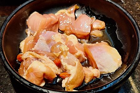 7種のスープから2種類を選ぶことができます。ナビのお気に入りは「經典麻辣鍋」と「港式花雕雞鍋」。「港式花雕雞鍋」を注文すると、花雕酒で漬けた鶏肉が1人前ついてきます。これ、お肉が柔らかくて味が染み込んでいておいしいのです！