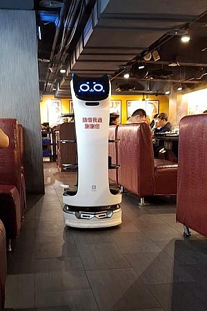 最近は配膳ロボットが注文した具材を持ってきてくれて、空になった容器を回収もしてくれます。ほかのテーブルが注文したものも同時に届けますので、自分たちが注文したものだけを取ってくださいね。ディスプレイに自分のテーブル番号が表示されるので難しいことはありません。