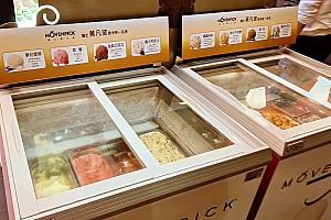 その後、お鍋の具材はQRコードを読み取って注文し、アルコール類・お茶などの飲み物、インスタント麺や白ご飯などの主食、タレ、Häagen-Dazs(ハーゲンダッツ)やMÖVENPICK(モーベンピック)のアイスクリームなどは自分で取りに行くルールです。