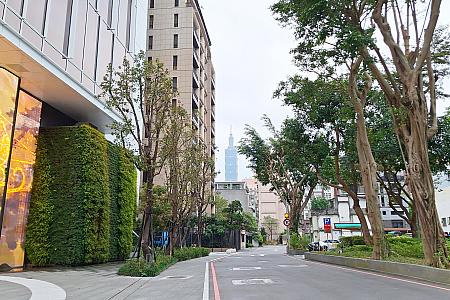 目の前には公園があって、台北101も遠くに見える位置にあります。台北旅行中に、どこに行こうか迷ったら訪れてみてはいかがでしょうか？このエリアは素敵なカフェなどが多くあります。鑑賞後ぶらぶらするのも楽しいですよ！