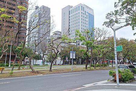 目の前には公園があって、台北101も遠くに見える位置にあります。台北旅行中に、どこに行こうか迷ったら訪れてみてはいかがでしょうか？このエリアは素敵なカフェなどが多くあります。鑑賞後ぶらぶらするのも楽しいですよ！