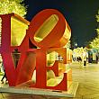 信義路側はより華やかな雰囲気になっています。LOVEのオブジェクトやその周りには電飾が飾られています！