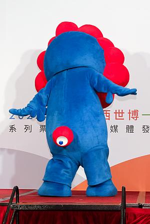 記者会見の最後には「ミャクミャク」が登場！実はあんまりぴ～んときてなかったんですが、実際見た「ミャクミャク」は案外かわいい～♡特に後ろ姿のかわいらしさにキュンキュンしました～！やっぱり「ミャクミャク」型の立体3D一卡通作るべきじゃない？