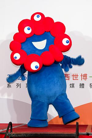 記者会見の最後には「ミャクミャク」が登場！実はあんまりぴ～んときてなかったんですが、実際見た「ミャクミャク」は案外かわいい～♡特に後ろ姿のかわいらしさにキュンキュンしました～！やっぱり「ミャクミャク」型の立体3D一卡通作るべきじゃない？