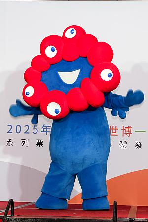 記者会見の最後には「ミャクミャク」が登場！実はあんまりぴ～んときてなかったんですが、実際見た「ミャクミャク」は案外かわいい～♡特に後ろ姿のかわいらしさにキュンキュンしました～！やっぱり「ミャクミャク」型の立体3D一卡通作るべきじゃない？