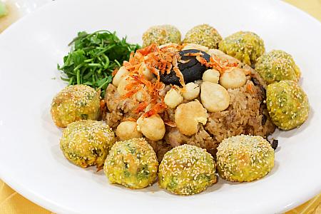 蓮の実や栗が載ったおこわ