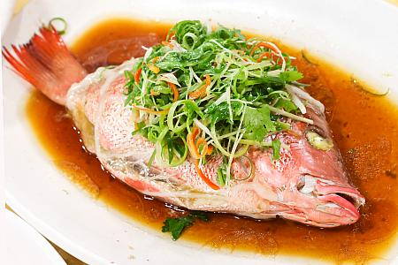 タイのおなかの中には隠させた具材がたっぷり！贅沢な一皿です。