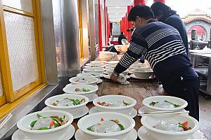 料理は会場脇の即席調理場で作られるのが一般的。次々と料理が並べられ、準備が整ったら、テーブルへと運ばれます。迫力満点！
