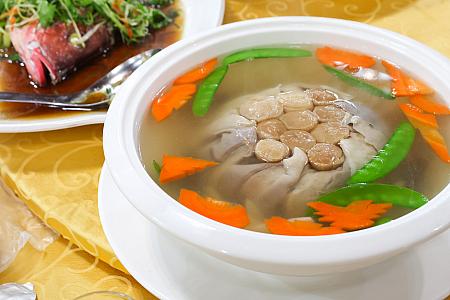 あっさり味のチキンベースのスープ(これ、激うま！)