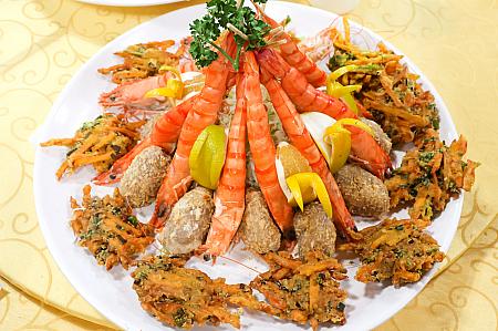 揚げ物盛り合わせ。丸いのはタロイモのコロッケみたいなもの。美味♪