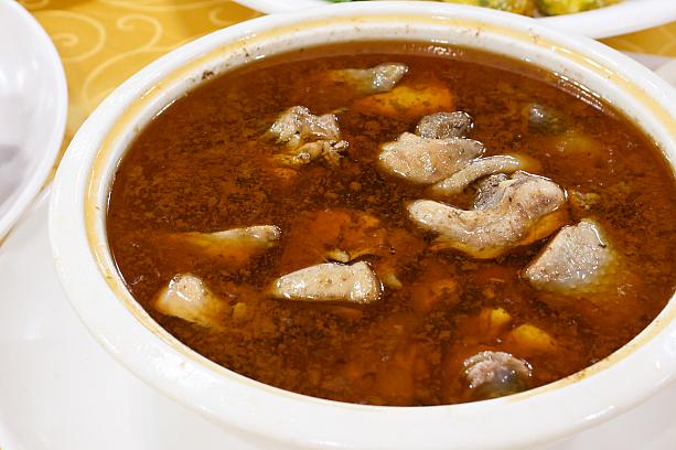 <b>麻油鷄湯</b><br>ゴマ油のチキンスープは、芯から温まる！寒い日の宴会にはぴったりです。