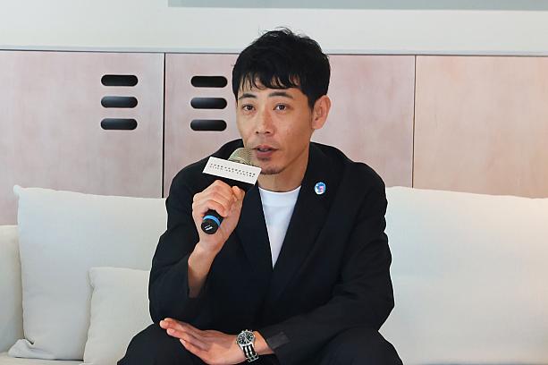 鎌田治朗さんについて簡単にご紹介しておくと、ドイツを拠点に活動しているジュエリーアーティストです。鎌田さんはジュエリーとは無縁のような素材をジュエリーに昇華させ、着けて美しいだけではなく、その後ろにあるストーリーや新たな価値観を感じられるジュエリーを作り、多くの人を魅了しています。