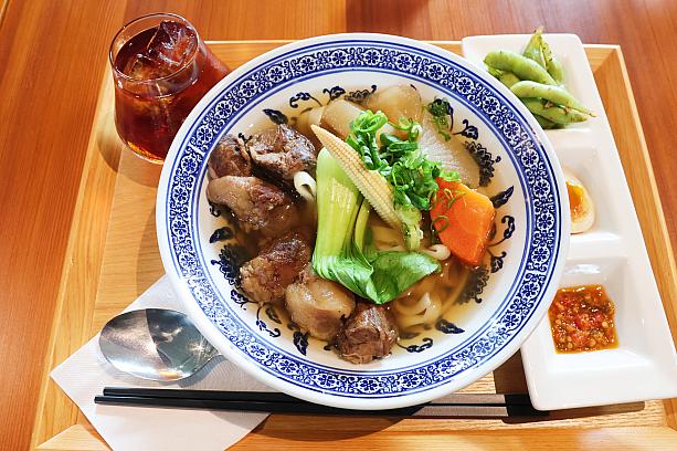 さらに、2階にあるカフェスペースでは牛肉麺などのお料理がいただけるのですが、これが本格的で美味～♡清燉のあっさりとしているのに、うまみがぎゅっと詰まったスープがナビ好み！聞くと台湾を代表するシェフ「江振誠(アンドレ・チャン)」のレシピで作るレシピもあるようで、こちらも気になる～！