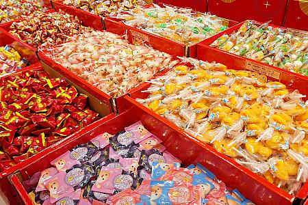 袋にお菓子を詰めるコーナーもできています！これ、春節気分が上がりますよね！