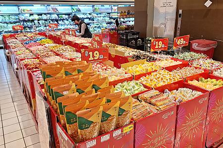袋にお菓子を詰めるコーナーもできています！これ、春節気分が上がりますよね！
