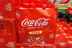 ドリンク系は持って帰るのは大変だけれど、台湾っぽい、春節っぽいバッグが付いてきます！
