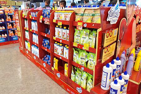 台湾でも春節前には大掃除を行うので、掃除グッズもたくさん！ちなみにマジックリンの中国語は「魔術靈」！