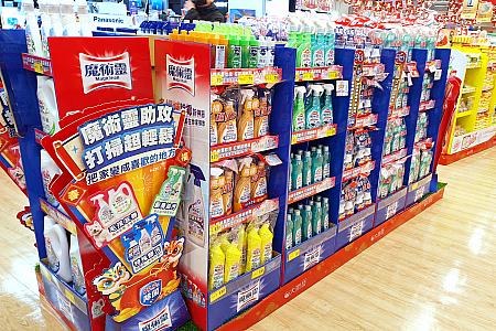 台湾でも春節前には大掃除を行うので、掃除グッズもたくさん！ちなみにマジックリンの中国語は「魔術靈」！
