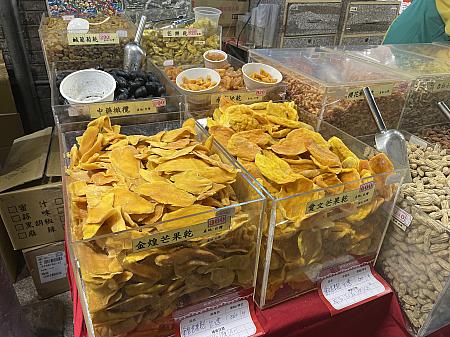 迪化街といえばドライフルーツを売っているお店もたくさん見かけます。年貨大街でももちろん売ってますよ！