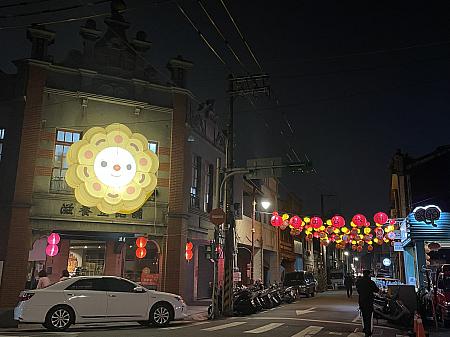 「涼州街」の交差点のバルーンは「糕餅(ガオビン)」という台湾伝統の焼き菓子をモチーフにした「糕餅花(ガオビンファー)」さんです！迪化街には老舗の糕餅店も多く、春節のお土産のひとつとしてよく買われています。「糕餅」と「花」で年貨大街が大切な春節の文化であることを表しているそうです！