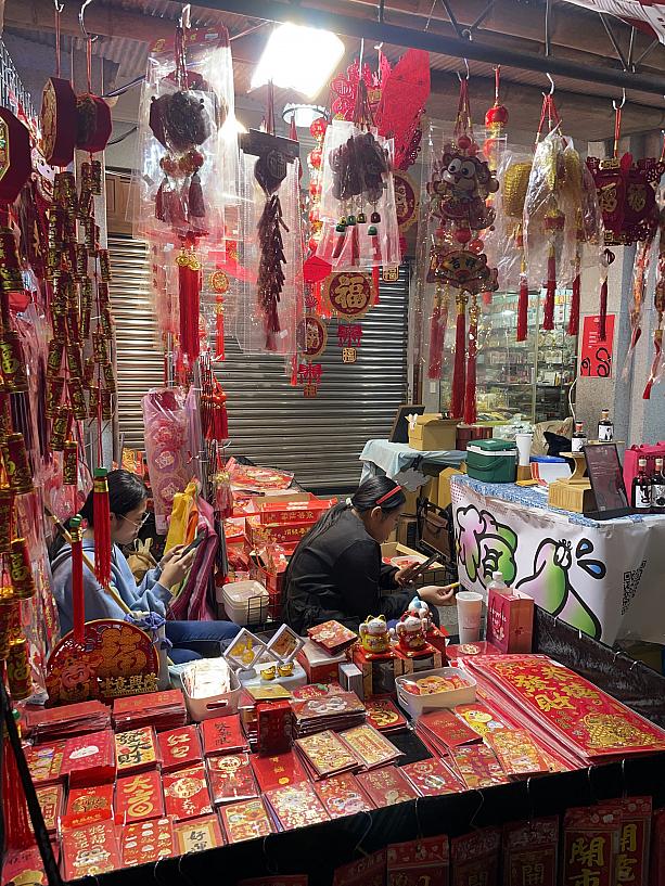春節でお馴染みの春聯(台湾のお正月飾り)のお店も！鮮やかな赤が目を引きます！