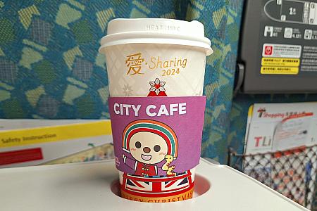 台湾のセブンイレブンでコーヒーを買うと春節デザインのカップが！ちょっと前まではクリスマス仕様のカップと春節スリーブの組み合わせってときもありました！それもご愛敬♡