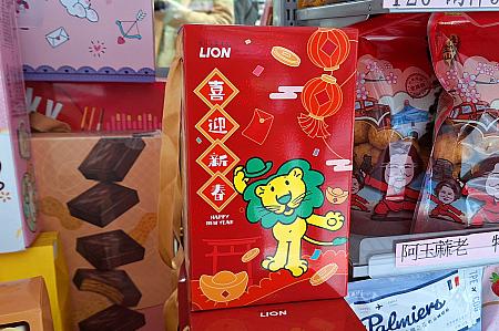 コンビニでも春節パッケージのお菓子などが売られていますよ！