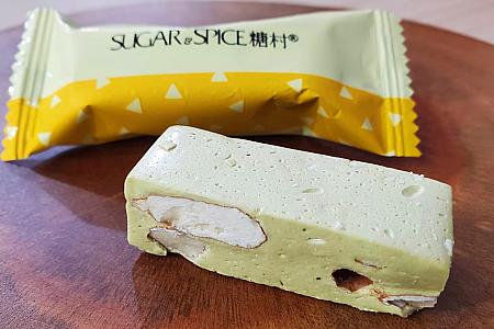 袋を開けると濃厚な桃の香りが漂い、ほんのりウーロン茶の味を感じます！「糖村」のヌガーファンは試してみてくださいね！