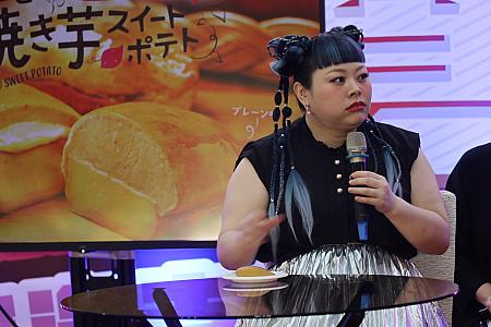 あまりのおいしさに思わずとなりで座っている担当の方にグータッチ求める渡辺さん。見ているだけでおいしいのが分かります！