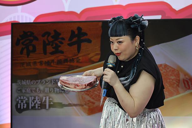 サプライズゲストとのトークの後は、常陸牛の霜降り肉の試食コーナーがありました！