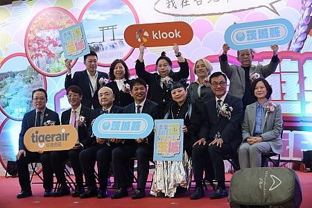 渡辺さんには台湾から茨城に直行便を運行しているタイガーエアから、記念品としてオリジナルのキャリーバッグが贈られました。鏡割り、記念撮影とイベントが進む中、ナビは朝ドラ「おむすび」の影響で、渡辺さんがアキピーに見えて仕方なかったです...
