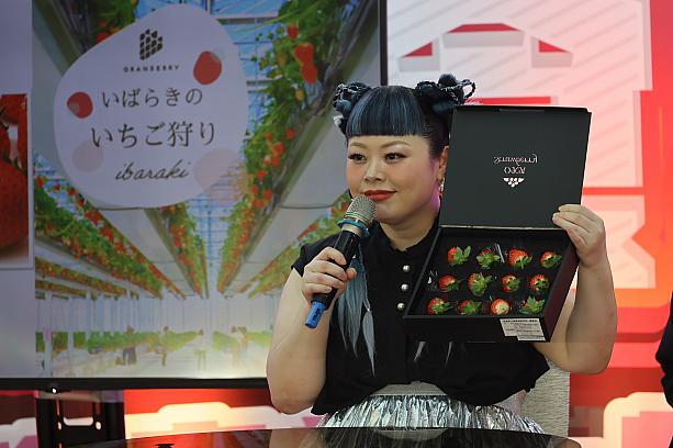 最後は茨城県産のいちごの試食。渡辺さんが手に持ってるいちごは、茨城県立真壁高校の生徒さんが丹精込めて栽培したものだそうです！