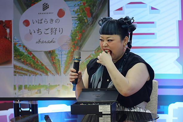 いちごを一口でほおばろうと口に運びますが、いちごが大きくてなかなか入らず…思わずこの表情に！