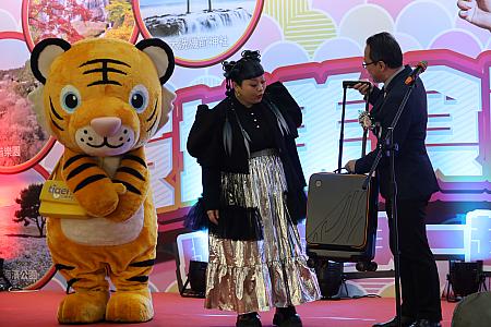 渡辺さんには台湾から茨城に直行便を運行しているタイガーエアから、記念品としてオリジナルのキャリーバッグが贈られました。鏡割り、記念撮影とイベントが進む中、ナビは朝ドラ「おむすび」の影響で、渡辺さんがアキピーに見えて仕方なかったです...