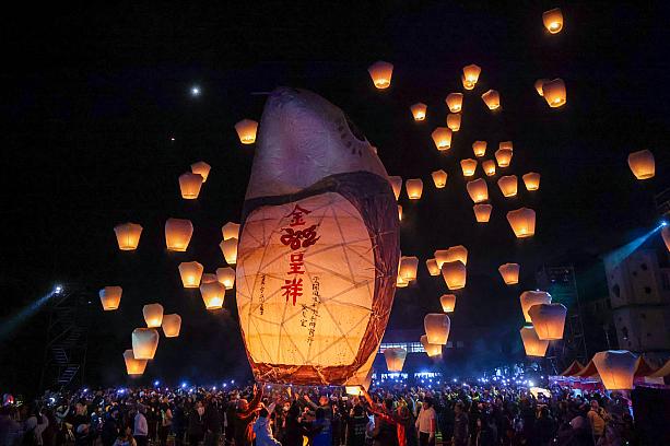 夜空に舞いました！今日も違う形の蛇ランタンが夜空を翔けるようですよ！<br>画像提供：新北市政府觀光旅遊局