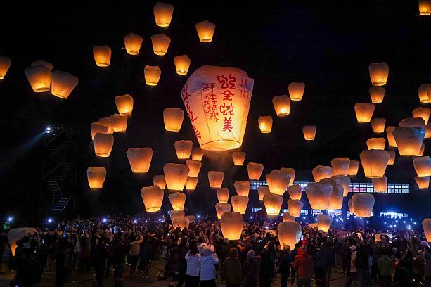 台湾国内外のツーリストから絶大な人気を誇るのが「新北市平溪天燈節(スカイランタンフェスティバル)」。本日開催されるので、台湾北部にいるならぜひ～！<br>画像提供：新北市政府觀光旅遊局