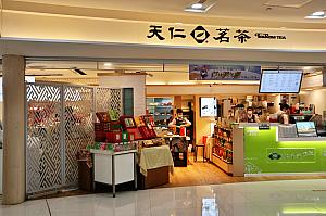 ほかに、ショップやコンビニがあります。小腹を満たしたり、お土産を選んだり……。
