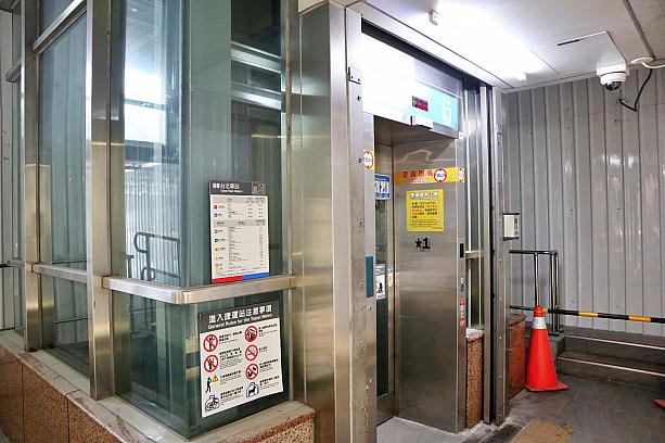 國光客運台北バスターミナル内にあったエレベーターは工事中でも稼働しています。間違ってここに来ちゃった人は、エレベーターに乗ってB1まで下りてくださいね。