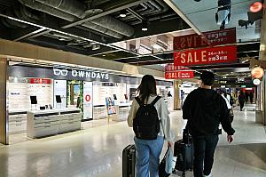 あとは台北バスターミナル・Qスクエア・中山地下街方面をめざします。「台北轉運站」の文字に惑わされず、Qスクエア内を通るのがおすすめです。するとエスカレーターでアクセスできますよ。店内をずんずん進んで「OWNDAYS」の手前を曲がります。営業時間外でも通れるようになっています。