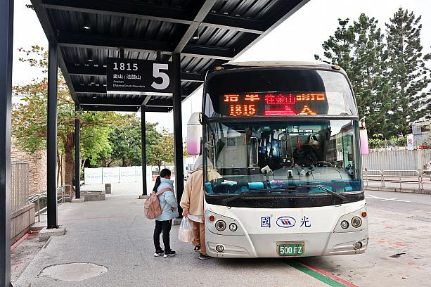 台湾桃園国際空港と台北市内間のアクセスに、桃園空港MRTのほか空港バスを利用する人も多いのでは？特にお世話になるのが24時間運行している国光客運バスの1819路線。深夜・早朝も格安で移動できるLCC利用時の強い味方です。(写真は空港行きではありません)
