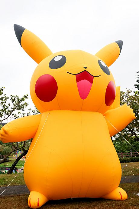 そして池を挟むように、斜め向かいには巨大なピカチュウも。これらは日が落ちるとライトアップされますが、日中でも楽しめますよ！