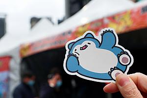 同エリアから「池の都へようこそ(光臨千塘國)エリア」をめざして行くと人だかり！ミニランタン配布コーナー(洽溪路沿い)も見逃せません。なんと、ポケモンランタンやポケモンカード、シールなどがもらえちゃうんです。数に限りがありますので、欲しい人はお早めに～！