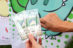 同エリアから「池の都へようこそ(光臨千塘國)エリア」をめざして行くと人だかり！ミニランタン配布コーナー(洽溪路沿い)も見逃せません。なんと、ポケモンランタンやポケモンカード、シールなどがもらえちゃうんです。数に限りがありますので、欲しい人はお早めに～！