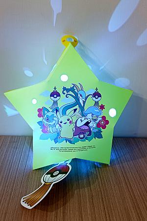 こちらがポケモンミニランタン♪手で持つだけでなく、首からかけられたり、腕時計風に持てたり、持ち手を取って、間接照明のライトみたいに使えたり……6種類の楽しみ方がありますよ～！(パッケージに書いていますので、それを参考にどうぞ♡)