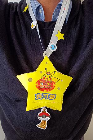 こちらがポケモンミニランタン♪手で持つだけでなく、首からかけられたり、腕時計風に持てたり、持ち手を取って、間接照明のライトみたいに使えたり……6種類の楽しみ方がありますよ～！(パッケージに書いていますので、それを参考にどうぞ♡)